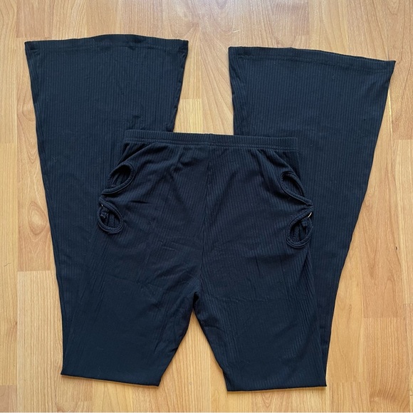 Shein ribbed flare pants with side cutouts - Picture 2 of 4